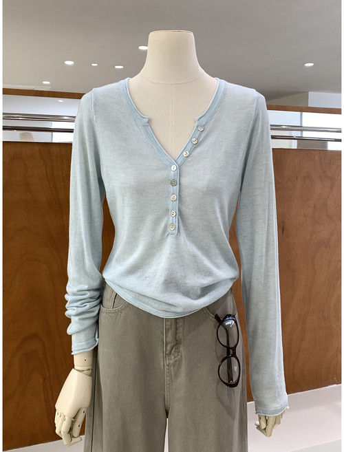 SONOVA 쏘노바 여성 여리핏 슬림 브이넥 버튼 니트티 여성 봄 여름 얇은 긴팔 울 블렌드 이너티