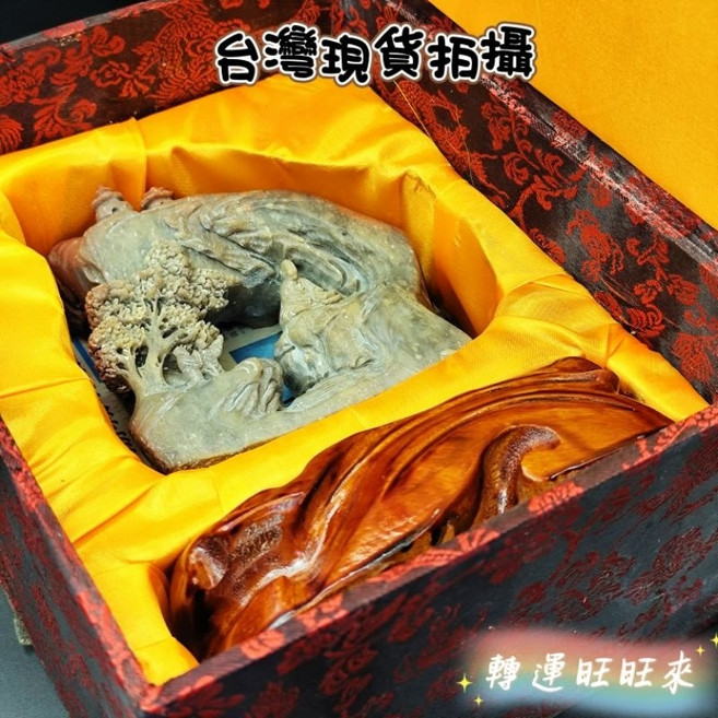 老挝石石雕擺件 精緻山水人物雕刻 附贈木底座與禮盒, 見商品描述，附精美禮盒