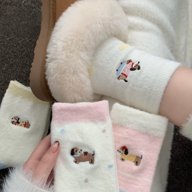 Banjiwu 여성용 기모 수면 양말 도톰한 보온감의 귀여운 카툰 디자인으로 겨울에 편안하고 따뜻하게 신기 좋은 양말 4족 세트