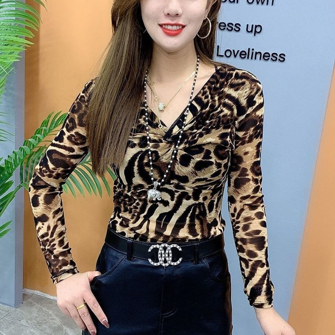 ROYALBELLE 여성 브이넥 디자인 슬림핏 플라워 패턴 세련된 데일리 편안한 스타일 티셔츠 B0092651