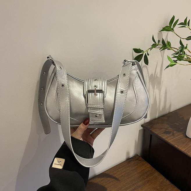 Y2K 버클 하프문 숄더백