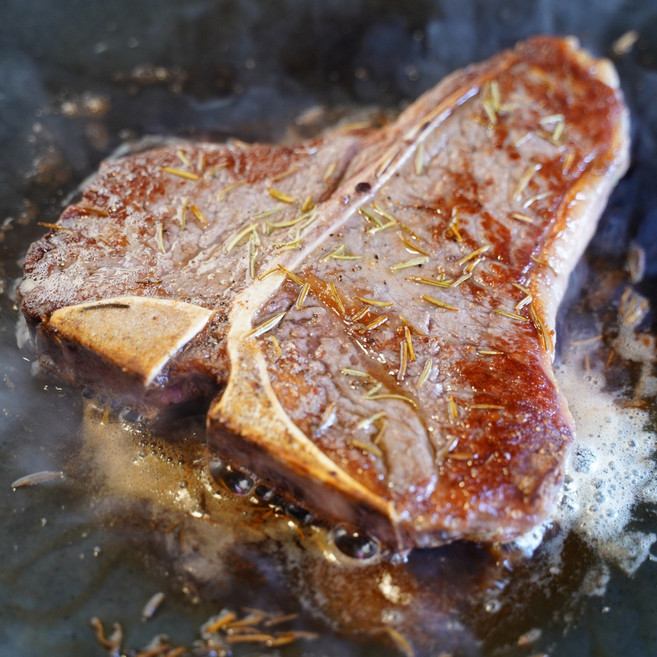 [프리미엄] 한우 티본스테이크 t본스테이크 캠핑 홈파티 소고기 마장동 안심 채끝, 550g, 1개