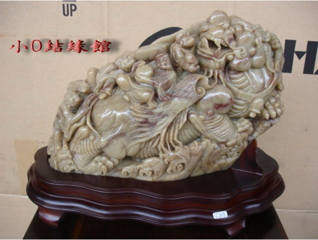 小O結緣館 巴林凍石雕擺件 麒麟獻寶 仿古家具擺飾 29x11x21cm
