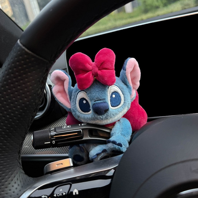 정품 스티치 차량용 기어 노브 장식 자동차 시트 기어 스틱 피규어 와이퍼 방향등 인형, 로즈 레드 스위트하트 의상 앉아 있는 스티치 - 화이딩