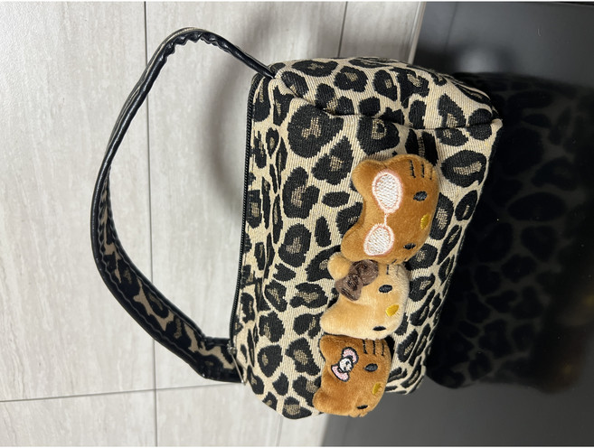 헬로키티 태닝 얼굴 포인트 레오파드 호피 지퍼 파우치 토트백