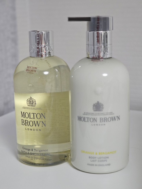 [인기 BEST] 몰튼 브라운 바디 케어 듀오 세트 (샴푸 미니어처+선물용 쇼핑백 증정), 1개, 플로라 루미나-샤워젤(300ml)+바디로션(300ml)