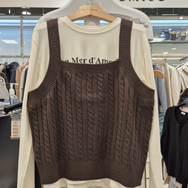 쉬즈미스 24년 겨울신상품 초초대박 파격특가~~~지금 입으면 너무 예쁜********세미 크롭 꽈배기 니트 조끼