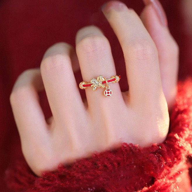 ROYALBELLE 여성 스트링 매듭 장식 행운 상징 미니 참 포인트 슬림 디자인 반지 M01021008