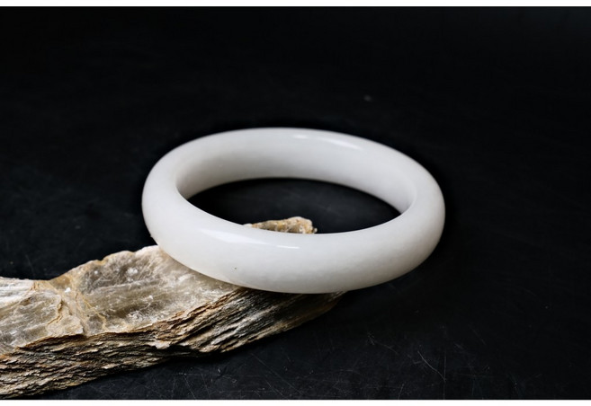 大腳丫玉石 白雪岫玉手鐲 內圍56.6mm 寬13.7mm