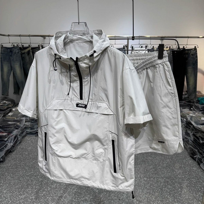 남성 오버핏 반팔 아노락 세트 가벼운 바람막이 후드 상하의 여름용 캐주얼 스포츠웨어 스트릿 패션 활동성 좋은 트레이닝복