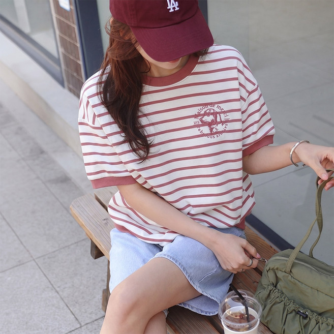 데일리앤 얼리드 여성 반팔 맨투맨 루즈핏 스트라이프 배색 단가라 자수 레터링 5부 면티