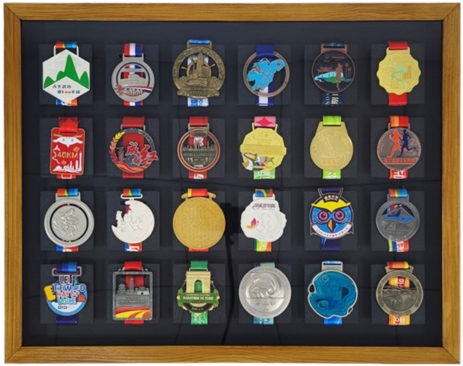 피앤케이 메달거치대 메달정리 액자형 인테리어 메달걸이 트로피 전시함 메달 보관함, 브라운 12개 수납, 1개