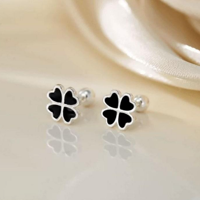 헬렌 블랙 하트 클로버 피어싱 미니 네잎클로버 귀걸이