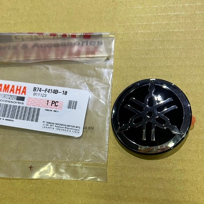 X-MAX 下前整流罩 立體 音叉 標誌 B74-F414B-00, 1個