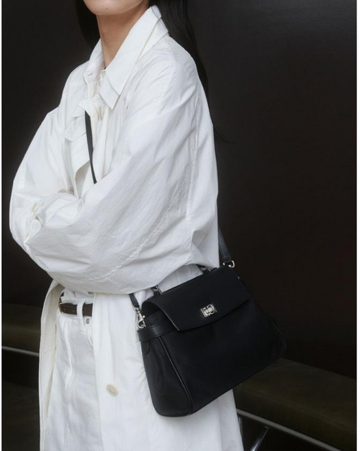 헤지스 [H-LOCK] 에이치 락 블랙 나일론 레더 콤비 사첼백 M YMHIBA5F167BK