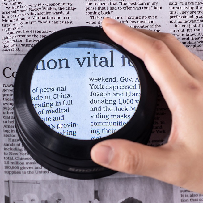 스몰리아 노안 확대 돋보기 LED 독서 작업용 3배율 확대경, 1개, 블랙