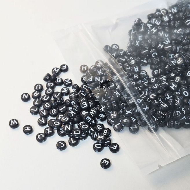 리빙릿 DIY 알파벳 이니셜 비즈 1000개 세트 라운드형 공예재료, 1세트, 블랙화이트