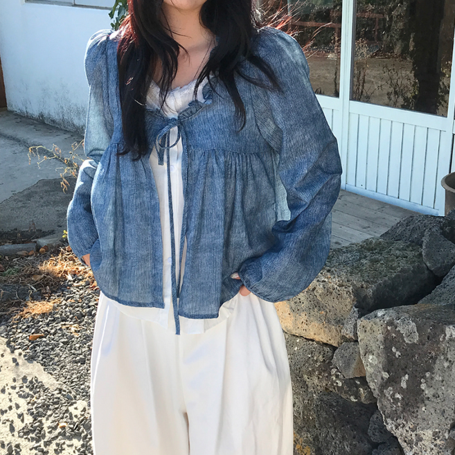 페트리코어 일체형 레이어드 프릴 스트라이프 블라우스