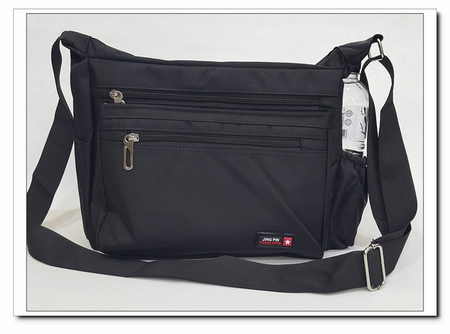 JING PIN 經典款型防潑尼龍斜背包, 黑