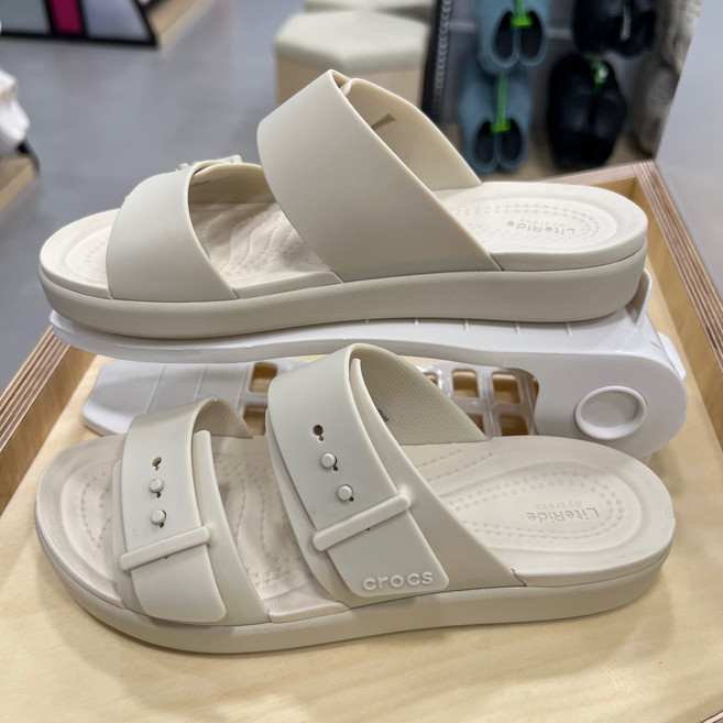 [크록스 정품] 브루클린 버클 로우 샌드스톤(여성 샌들) 211215-0LH - NC백화점 불광점