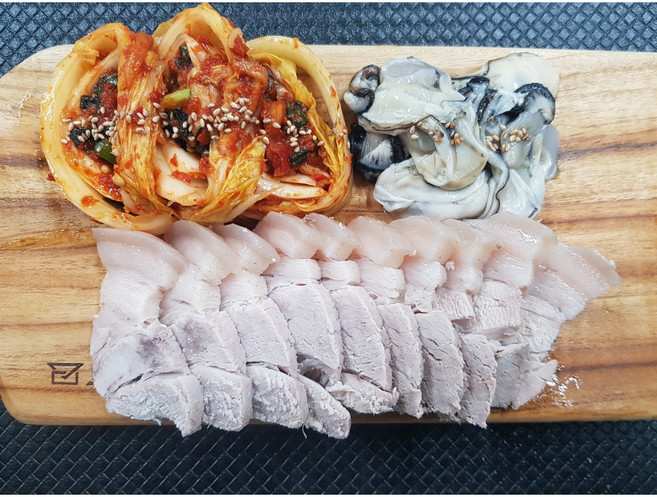 흑돼지 지리산흑돼지 고기공작소 뒷다리, 수육용, 1개