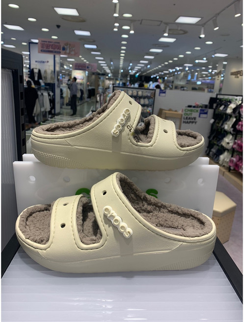 크록스 클래식 코지 샌들 207446-2YC (본/머슈룸)