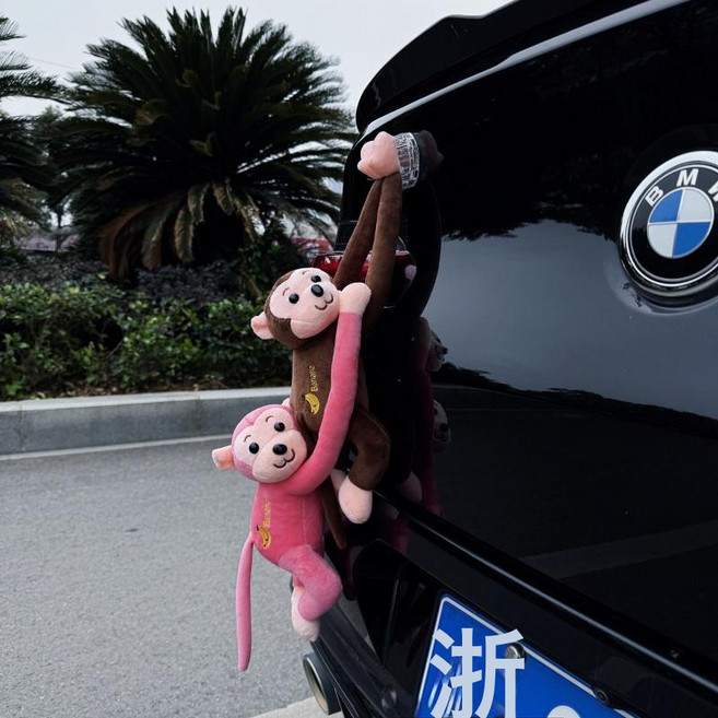 車載創意吊猴長臂猴玩偶 掛件汽車尾部屁股公仔 裝飾品後備箱玩偶, 1個, 棕猴+粉猴尾掛一對含卡扣無痕膠:如圖