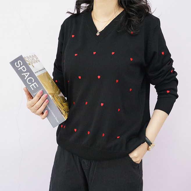 빅걸스토리 여성 빅사이즈 브이넥 하트 자수 베이직핏 니트티