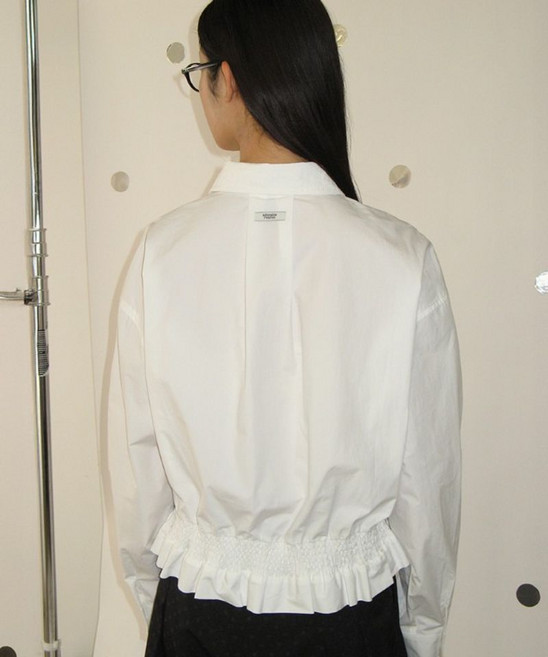 RONRON SMOCKED HEM FRILL 라운드 카라 셔츠 화이트