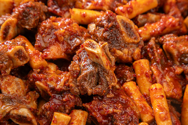 제철밥상 대구 동인동식 매콤 떡 소갈비찜 820g 2팩 고춧가루 다진마늘 매운 양념 갈비