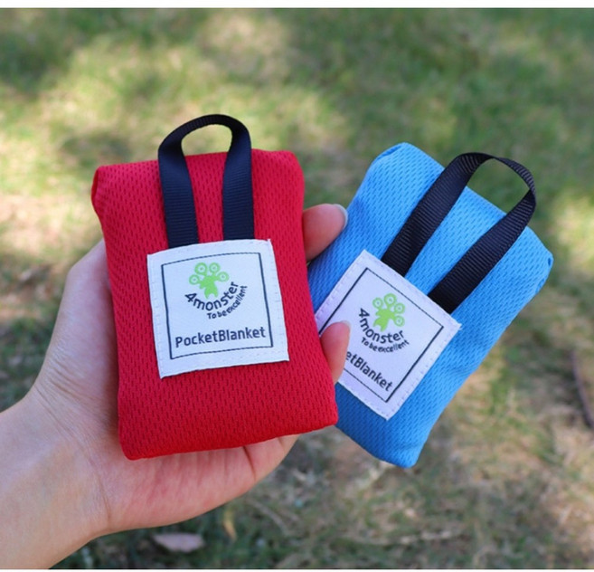 웬나우 돗자리 초경량 피크닉 매트 미니 포켓용 방수 1~2인용 휴대용110*70 ( 2컬러), 레드(블랙)