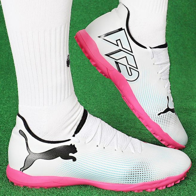 푸마 축구화 풋살화 Future 7 플레이 TT 인조잔디 및 맨땅 겸용 화이트-핑크-블랙 로고
