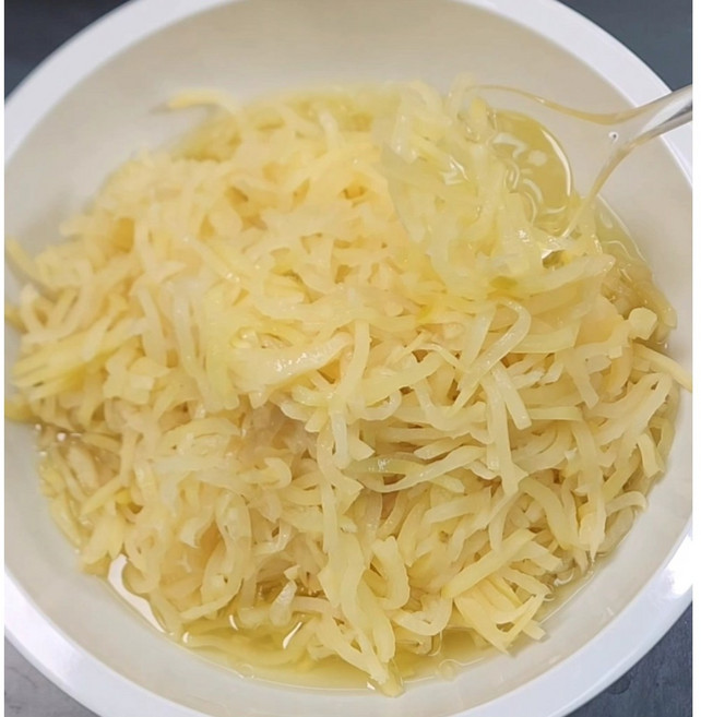 건영푸드 국산 무짠지 채 1 kg 세상 편하다 안썰어 무채 맛 으로 사랑 받는 식 자재, 1kg, 1개