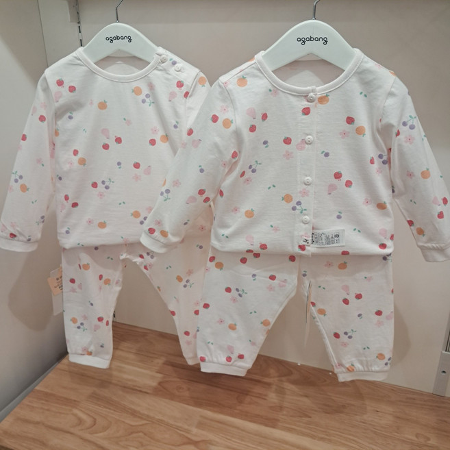 아가방 초특가세일~ 부드러운 면 100%~ 순면 내의~ 실내복~ 딸기 우유 컬러에 아기 자기 과일 디자인~ 너무 귀여워~ 너무 두껍지 않아 얇은 내의 찾으시는 분들께 추천~