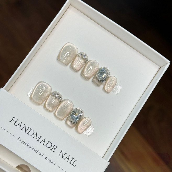 짧은 네일팁 수제 인조손톱 큐빅디자인 화이트 웨딩네일 고퀄리티