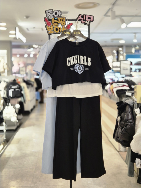 신디키즈 동아쇼핑점 여아"꾸안꾸@2026년~~여름신상@큐티한스타일 편한스타일 데일리룩"얇은 긴바지 반팔셋업 CP 시원한 10부 바지 세트@초등 여아 아동 시그니처 상하복 바지세트@