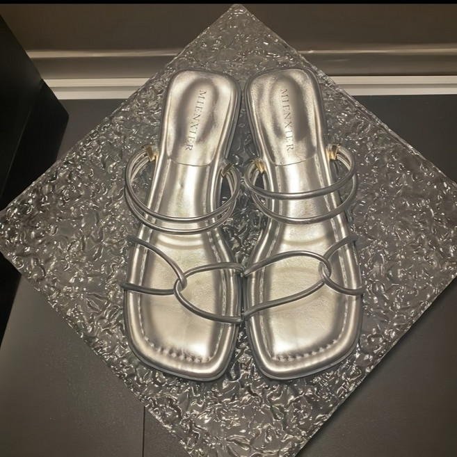 Makone 여성 심플 플랫 샌들 패션 비치슬리퍼 엘레강스 슬리퍼형샌들