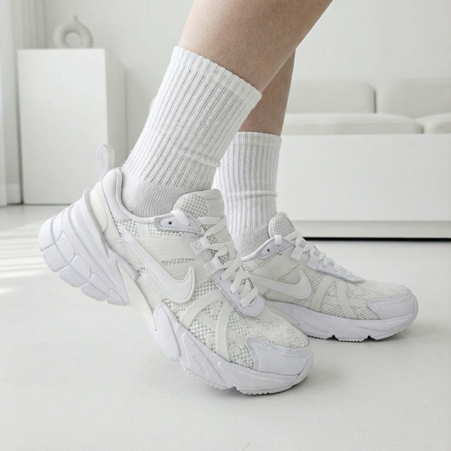 나이키 V2K 런 서밋화이트 블링블링 여성런닝화 신발파우치증정