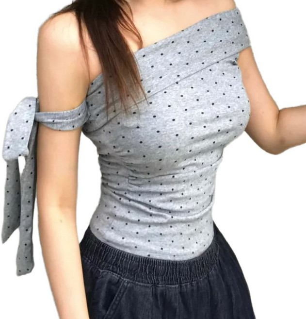 쇼핑모먼트 슬림핏 도트 리본 언발 오픈숄더 티셔츠