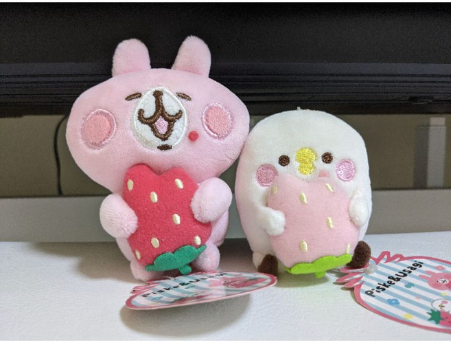 卡娜赫拉 草莓季 兔兔與P助 玩偶吊飾 日版 全新 可愛絨毛娃娃, 1個