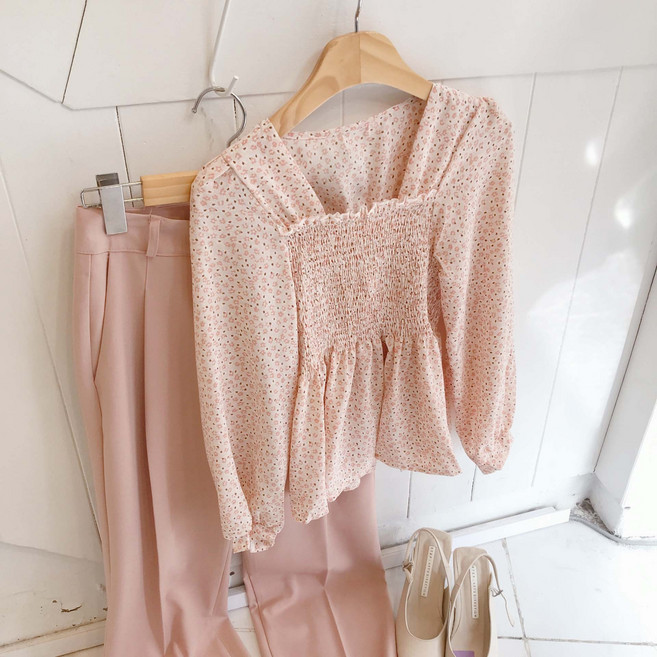 스모크 셔링 플라워 블라우스