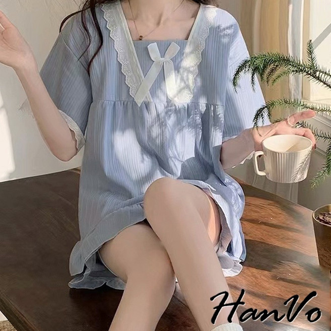 HanVo 蕾絲邊直紋居家睡衣套裝，甜美牛奶絲附胸墊設計