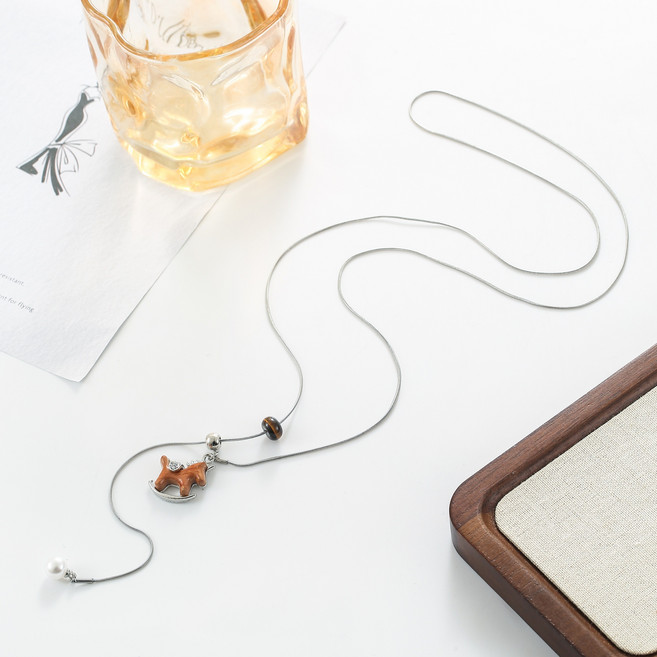 목제 조랑말 펜던트 호랑이눈돌 긴 목걸이 가을 룩 필수