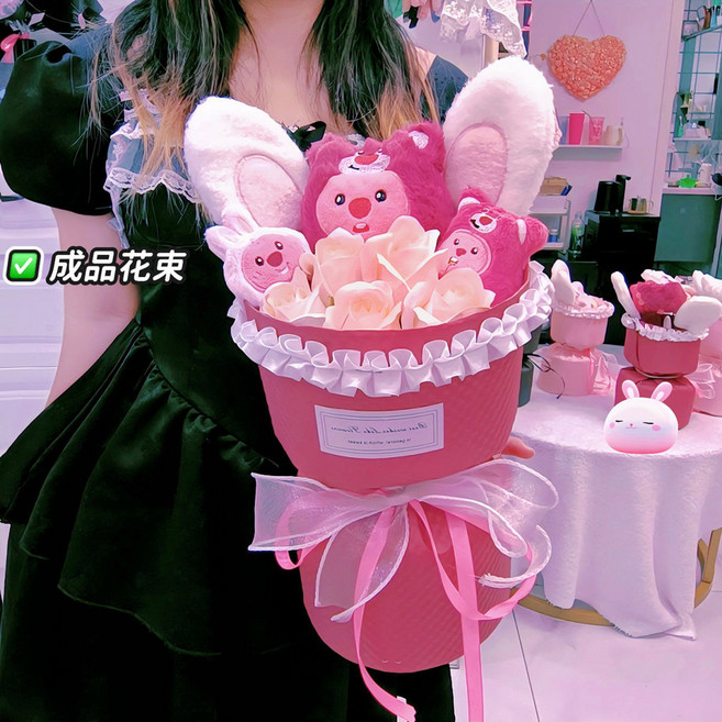Yeon Hee gift shop 卡通玩偶花束 造型玩偶裝飾花束, 草莓熊主題裝LOOPY+粉玫瑰+禮袋賀卡