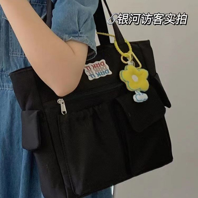 韓國ins大容量托特包 簡約百搭手提單肩包 可放A4課本, 黑色加強版【面料加厚防水耐磨】,包包【贈送掛墜】