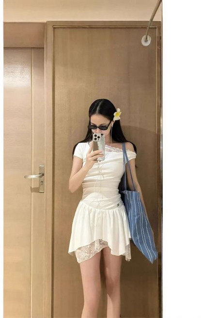 法式斜肩蕾絲拼接連衣裙 夏季不規則設計感短裙, 白色