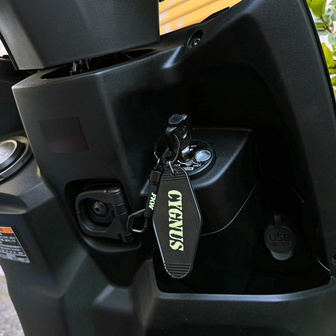 反光屋FKW 適用於 YAMAHA AUGUR 勁戰7 勁戰七代 FORCE SMAX BWS 夜光勾扣鑰匙圈 吊飾, 1個