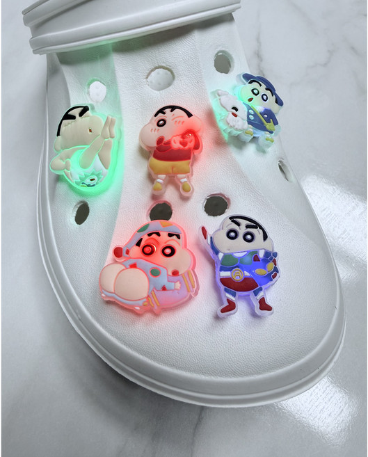 [윈썸] LED 야광 불빛 까까머리 신짱 일상 못말리는 친구들 캐릭터 신발꾸미기 신꾸 실내화 (5P)