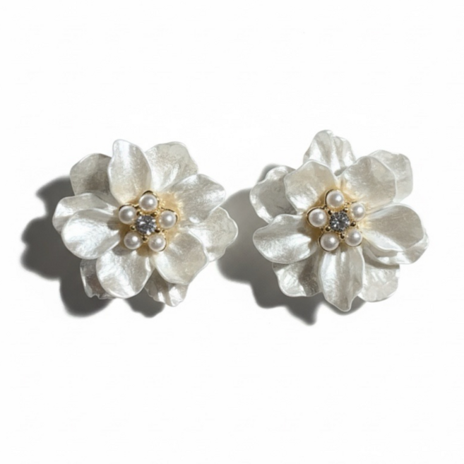 白色花朵造型夾式耳環