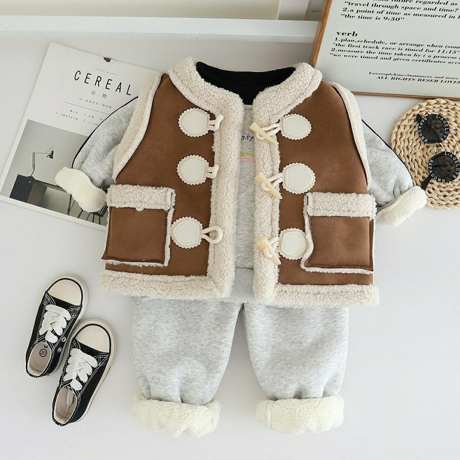 해피팡팡 - 여아 남아 브라운뽀글조끼+상하복 3종구성 ( 어썸뽀끼조끼3종세트)아동복 등원복 외출복 겨울3종세트 겨울상하복 떡볶이단추 조끼 상하복 세트 겨울상하의 조끼세트